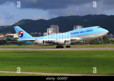 Penang/Malaysia Februar 9, 2015: Boeing 747 von Korean Air landet auf dem PenangAirport Stockfoto