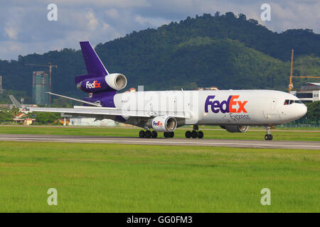 Penang/Malaysia Februar 9, 2015: Md11 von Fedex landet auf dem Flughafen Penang Stockfoto