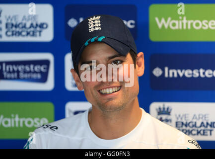 England-Kapitän Alastair Cook spricht während einer Pressekonferenz in Edgbaston, Birmingham. Stockfoto