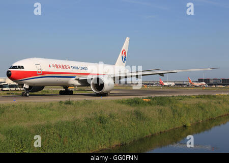 Amsterdam/Niederlande 2015:Boeing 777 aus China Cargo bei AmsterdamAirport am 5. August. Stockfoto