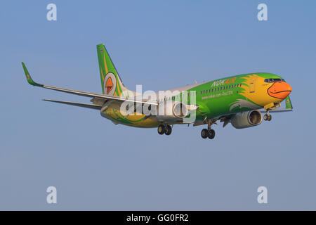 Phuket/Thailand Februar 9, 2015: Boeing 737 von Nok Air Landung am Flughafen Phuket. Stockfoto