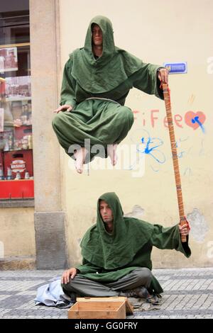 Prag, Tschechische Republik - Juli 19: Street Schauspieler verkleidet als Mönche in unbekannten Straße von Prag am 19. Juli 2016 Stockfoto