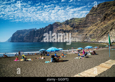 Touristen in Los Gigantes Strand Wahrzeichen in Südspanien Teneriffa Insel Stockfoto