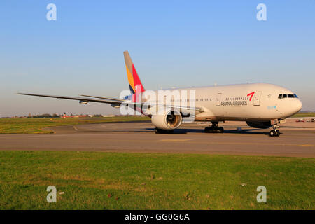 Paris/Frankreich 9. Oktober 2015: Boeing 777 Asiana landet auf dem Flughafen in Paris. Stockfoto