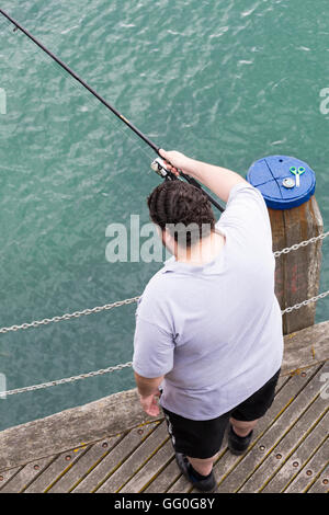 Blick hinunter auf Mann Angeln in Swanage Pier im Juli Stockfoto