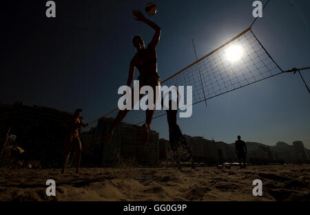 Menschen spielen Volleyball am Strand der Copacabana vor den Olympischen Spielen in Rio, Brasilien. Stockfoto