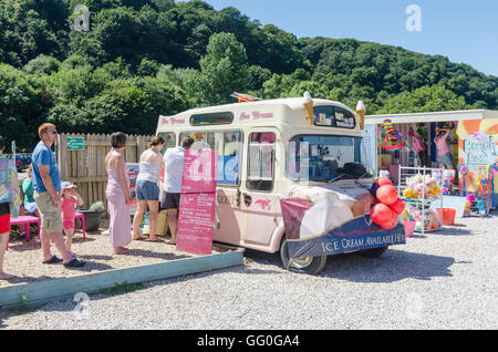 Menschen, die Warteschlangen an einem Eiswagen im North Sands in der Nähe von Salcombe in Devon Stockfoto