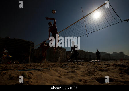 Menschen spielen Sie Volleyball am Strand Copacabana vor den Olympischen Spielen in Rio, Brasilien. Stockfoto