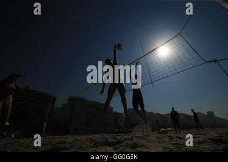 Menschen spielen Sie Volleyball am Strand Copacabana vor den Olympischen Spielen in Rio, Brasilien. Stockfoto