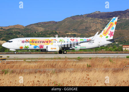 Zakynthos/Griechenland 3. August 2015: Boeing 737 von Transavia auf Zakynthos Flughafen. Stockfoto