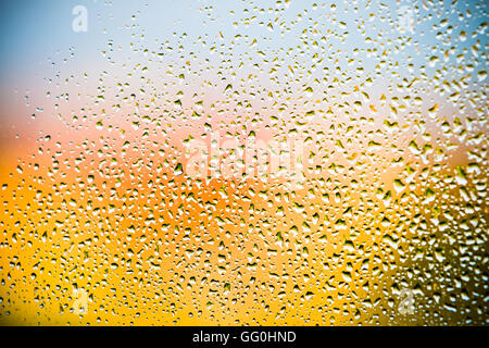 Regentropfen auf einem Fenster als einen abstrakten Hintergrund Stockfoto
