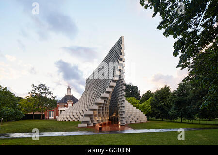 Abenddämmerung Höhe nach Regen. Serpentine Pavillon 2016, London, Vereinigtes Königreich. Architekt: BIG Bjarke Ingels Group, 2016. Stockfoto