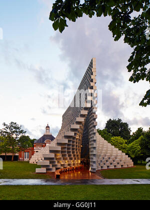 Abenddämmerung Höhe nach Regen mit Serpentine Gallery darüber hinaus. Serpentine Pavillon 2016, London, Vereinigtes Königreich. Architekt: BIG Bjarke Ingels Group, 2016. Stockfoto