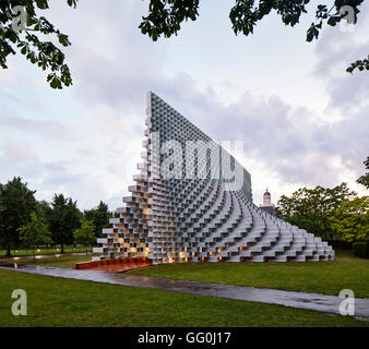 Seitenansicht nach Regen. Serpentine Pavillon 2016, London, Vereinigtes Königreich. Architekt: BIG Bjarke Ingels Group, 2016. Stockfoto