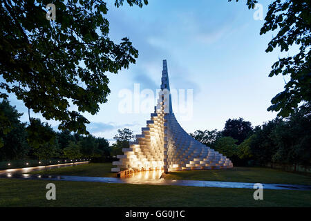 Abenddämmerung Höhe des beleuchteten Pavillon. Serpentine Pavillon 2016, London, Vereinigtes Königreich. Architekt: BIG Bjarke Ingels Group, 2016. Stockfoto