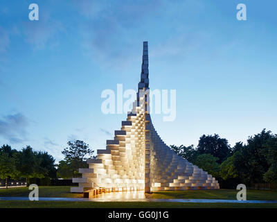 Abenddämmerung Höhe des beleuchteten Pavillon. Serpentine Pavillon 2016, London, Vereinigtes Königreich. Architekt: BIG Bjarke Ingels Group, 2016. Stockfoto