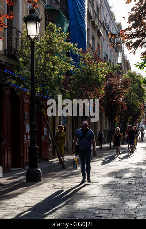 Calle de Las Huertas, Fußgängerzone mit Restaurants, beliebt bei Einheimischen und Touristen, El Barrio de Las Letras gesäumt, Stockfoto