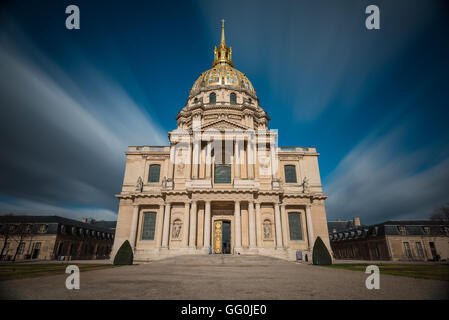 Blick auf den Dôme des Invalides, eine große Kirche mit der Grabstätte für unter anderem Napoleon Bonaparte, Paris, Frankreich Stockfoto