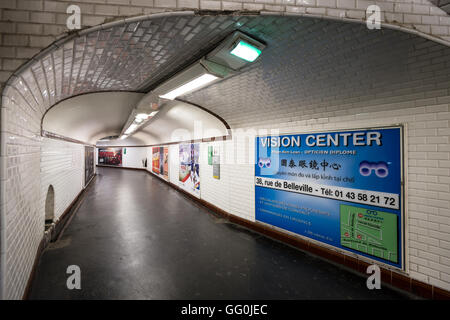 Unterirdische Gänge der Metro in Paris, Frankreich Stockfoto