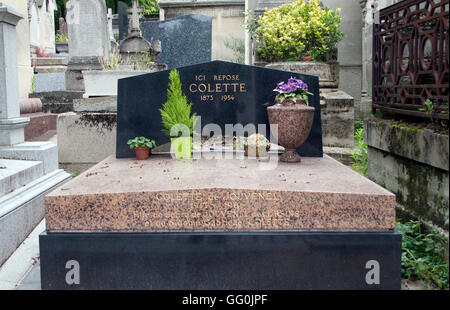 Grab der berühmten französischen Schriftstellerin Sidonie-Gabrielle Colette auf dem historischen Friedhof Père Lachaise in Paris, ein literarisches Wahrzeichen und Wallfahrt si Stockfoto