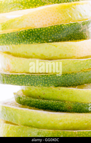 Kalk, Obst. Limetten Scheiben übereinander auf weißen Hintergrund. Seitenansicht. Close-up. Stockfoto