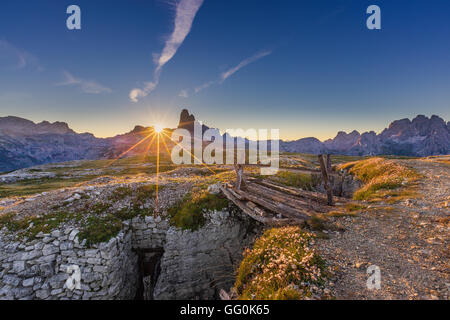 Sonnenaufgang auf den Gräben des Ersten Weltkriegs auf dem Monte Piana. Die drei Zinnen von Lavaredo Gipfeln im Hintergrund. Italienische Alpen. Europa. Stockfoto