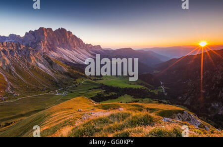 Sonnenuntergang auf die Geisler Berg Gruppe. Blick vom Col di Poma auf der Villnösser Tal. Die Grödner Dolomiten. Trentino-südtirol. Italienische Alpen. Europa. Stockfoto