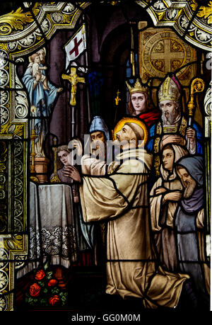 Buntglas Kirchenfenster mit St. Antonius von Padua. Stockfoto