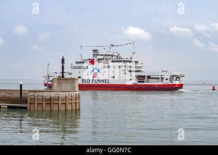 Red Fähren cowes auf der Isle of Wight für Southampton Trichter. Stockfoto