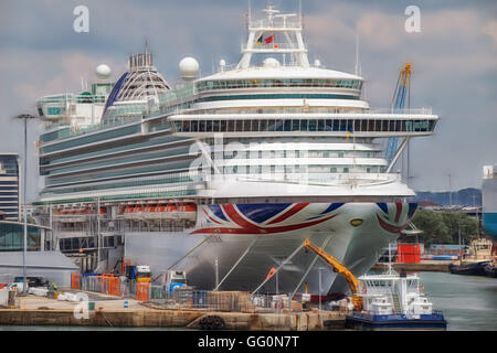 Kreuzfahrtschiff Ventura im dock in Southampton vor eine europäische Kreuzfahrt Reise. Stockfoto