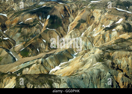 Luftaufnahme von Rhyolith Bergen teilweise in Schnee bedeckt, Landmannalaugar, Fjallabak Naturschutzgebiet, Island Stockfoto