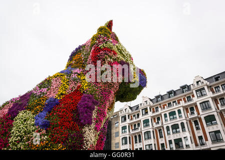 Welpen-Skulptur von Jeff Koons außerhalb des Guggenheim Museum, Bilbao, Baskenland, Spanien Stockfoto