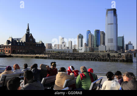 Besucher auf der Fähre mit Central Railroad of New Jersey Terminal und Skyline von Jersey City auf der Rückseite. Neue Jersey.USA Stockfoto