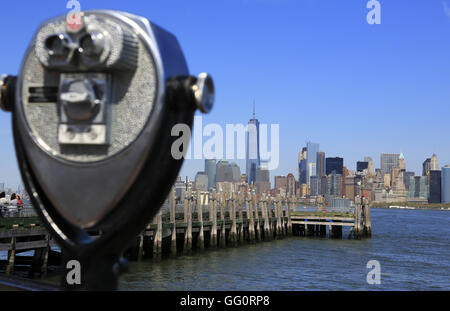 Blick auf die Skyline von Lower Manhattan Financial District mit einer Münze betrieben Fernglas im Vordergrund. New York City, USA Stockfoto