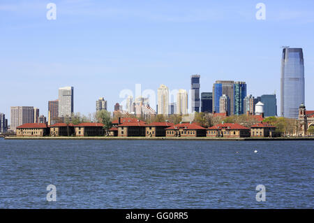 Ellis Island mit Jersey City Skyline im Hintergrund. New Jersey, New York City, USA Stockfoto