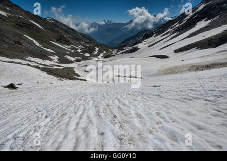 Trekker absteigend Schneefeld aus dem Augstbordpass auf der Haute Route, Turtmanntal, Schweiz Stockfoto