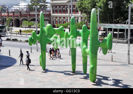 Perth, WA, Australia-December 26,2015: Cactus Skulptur von James Angus mit touristischen an Forrest Place Shopping District in Perth, Western Australia. Stockfoto