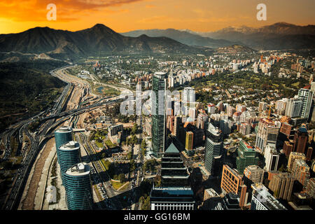 Blick auf Santiago de Chile mit Los Anden Gebirgsstrecke in den Rücken Stockfoto