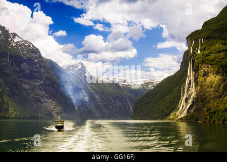 Wasserfall in Geiranger Fjordnorwegen - Natur und Reise-Hintergrund Stockfoto