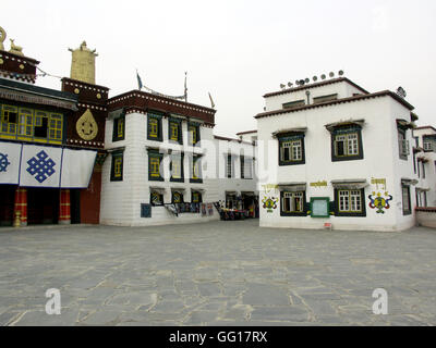 Nachbau des Bajiao Street in Lhasa, Tibet im chinesischen ethnischen Kultur Park. Peking – China. Stockfoto