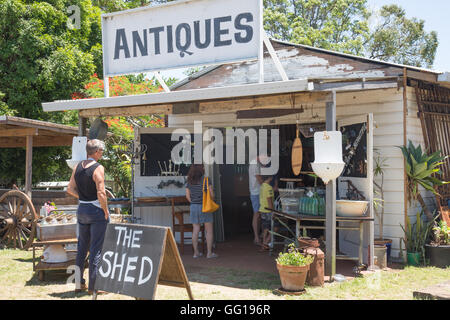 Antiquitäten zu speichern, in dem Dorf Newrybar in new South Wales, Australien Stockfoto