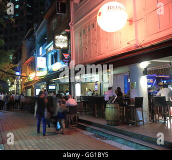 Menschen Essen in Boat Quay in Singapur. Stockfoto