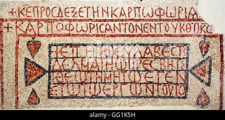 5897. griechische Inschrift aus dem Mosaikboden des Baptisterium der byzantinischen Kirche in Shiloh. Stockfoto