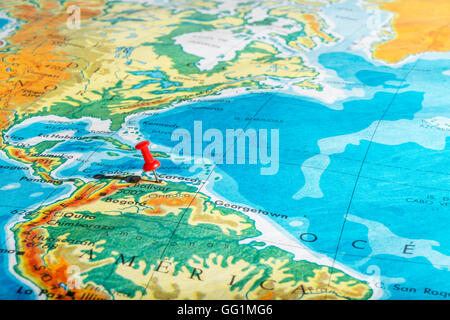 PIN unter Angabe der Stadt Caracas auf einer Karte in spanischer Sprache Stockfoto