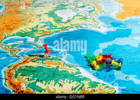 PIN unter Angabe der Stadt Caracas auf einer Karte in spanischer Sprache, mit einer Gruppe von Pins auf der einen Seite Stockfoto