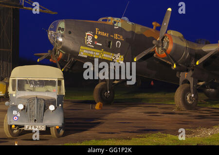 Handley Page Halifax , LV907, NP763, Freitag 13th, im Yorkshire Air Museum. Stockfoto