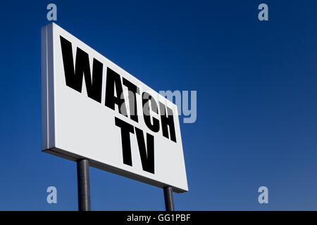 Große Anzeige-Panel, geprägt mit der Meldung "WATCH TV", gegen blauen Himmel. Stockfoto