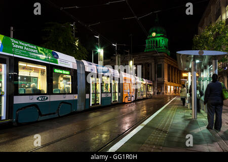 Straßenbahn in Nottingham Nottingham City Centre in der Nacht mit dem Rat Haus im Hintergrund. Der alte Marktplatz, Nottingham, England, Großbritannien Stockfoto