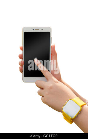 Junge Frau trägt gelbe Uhr berühren auf Smartphone-Bildschirm, die isoliert auf weißem Hintergrund Stockfoto