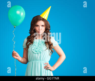 Schöne Frau auf einer Geburtstagsfeier mit einem Ballon. Stockfoto